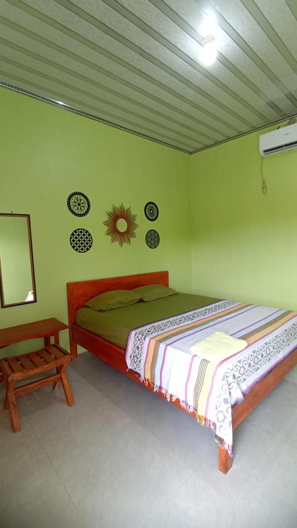 Loyal Friend Hostel Karimunjawa Kültér fotó